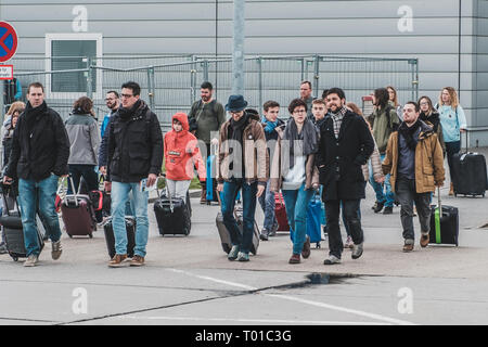 Berlin, Deutschland - März 2019: Menschen mit Handgepäck und Trolley Wandern am Flughafen Schönefeld in Berlin. Stockfoto