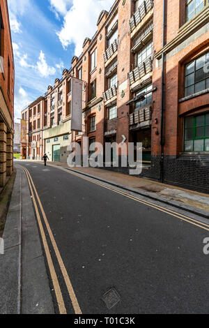 Kurier Fahrer nach einer Adresse sucht. Oxo Tower Wharf neben der Themse auf Londons angesagte Southbank und Bankside. Stockfoto