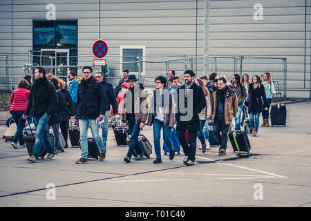 Berlin, Deutschland - März 2019: Menschen mit Handgepäck und Trolley Wandern am Flughafen Schönefeld in Berlin. Stockfoto