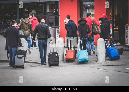 Berlin, Deutschland - März 2019: Menschen mit Handgepäck und Trolley Wandern am Flughafen Schönefeld in Berlin. Stockfoto