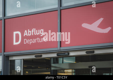 Berlin, Deutschland - März 2019: Abreise (deutsch: Abflug) Gate am Flughafen Schönefeld/Schönefeld (SXF) in Berlin. Stockfoto