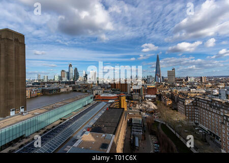 Der Shard und die Innenstadt von London von der Tate Modern anzeigen Galerie im blavatnik Gebäude gesehen. London. Stockfoto