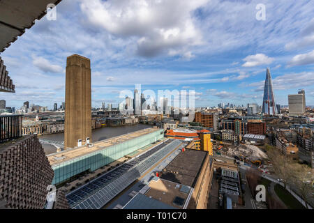 Der Shard und die Innenstadt von London von der Tate Modern anzeigen Galerie im blavatnik Gebäude gesehen. London. Stockfoto