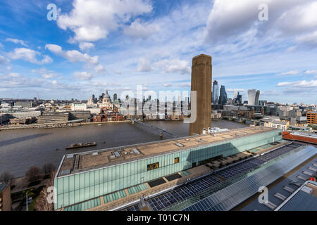 Tate Modern und die Themse von der Tate Modern anzeigen Galerie im blavatnik Gebäude gesehen. London. Stockfoto