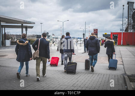 Berlin, Deutschland - März 2019: Personen mit Gepäck zu Fuß am Flughafen, Travel Concept - Stockfoto