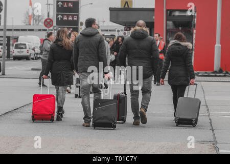 Berlin, Deutschland - März 2019: Personen mit Gepäck zu Fuß am Flughafen, Travel Concept - Stockfoto