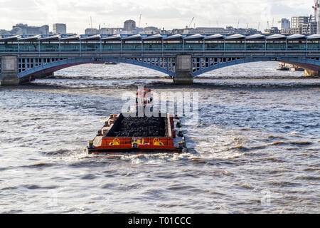 Thames barge wird durch einen Fluss tug geschoben. Lose Ware auf dem Fluss auch heute noch den Bedarf für den Straßenverkehr und nach unten verschoben. Stockfoto