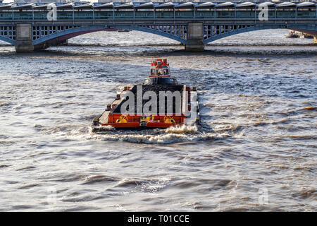 Thames barge wird durch einen Fluss tug geschoben. Lose Ware auf dem Fluss auch heute noch den Bedarf für den Straßenverkehr und nach unten verschoben. Stockfoto