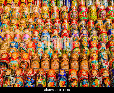Anzeige der farbenfrohen traditionellen Matrjoschka Puppen, Moskau, Russland Stockfoto