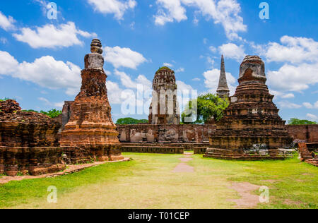 Panoramablick auf die Pagode und Stupa im Archäologischen Park in Ayutthaya, Thailand Stockfoto