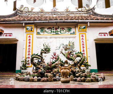 Brunnen mit chinesischen Drachen in Phuc Kien Aula, Hoi An, Vietnam Stockfoto