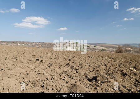 Gepflügtes Feld im Frühling mit blauem Himmel Stockfoto