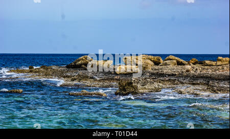 Das Mittelmeer bricht über einen Felsen der Küste auf der Insel Malta Stockfoto