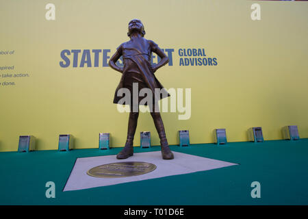 Offenes Mädchen in London, Statue Skulptur von iconic offenes Mädchen im Paternoster Square London, von State Street Global Advisors gefördert Stockfoto