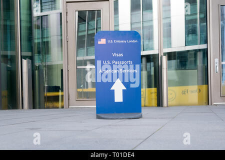 Zeichen Regie Besucher der konsularischen Dienste im neu eröffneten US Botschaft in neun Ulmen, London Stockfoto