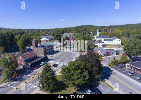 Ashland Innenstadt Luftaufnahme einschließlich der Gemeinsamen Kirche und Rathaus in Ashland, Massachusetts, USA. Stockfoto