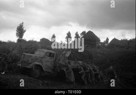 Wehrmacht Heer Ostfront Opel Blitz mit Flak 38 2 cm - deutsche Armee an der Ostfront OPEL BLitz mit Anti Aircraft Gun Flak 38 20mm Stockfoto