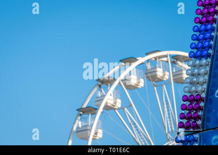 Unterhaltung outdoor Park Karussell rad Detail gegen den blauen Himmel Stockfoto