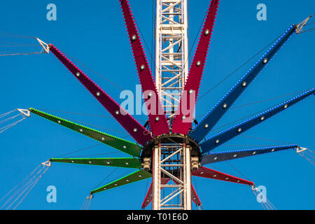 Detail der schnelle Karussell Fahrt auf einem Jahrmarkt in London Stockfoto