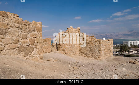 Einen Abschnitt aus einer teilweise rekonstruierten alten römischen Festung thront über dem Toten Meer Badeort ein bokek mit dem moav Berge von Jordanien in Th Stockfoto