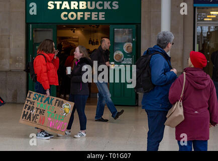 Waterloo Station in London, England, 15. März 2019. Studenten mit Bannern außerhalb Starbucks protestieren gegen den Klimawandel für die Schule Cl Stockfoto