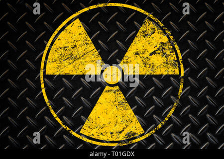 Gelbe Gefahr durch Radioaktivität Warnschild über grunge Black Metal Wand Hintergrund mit Kopie Raum lackiert Stockfoto