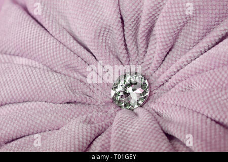 Close up rautenförmige Crystal Strass oder Strass Dekoration auf Pastell rosa Möbel textile Polsterbezüge Stockfoto