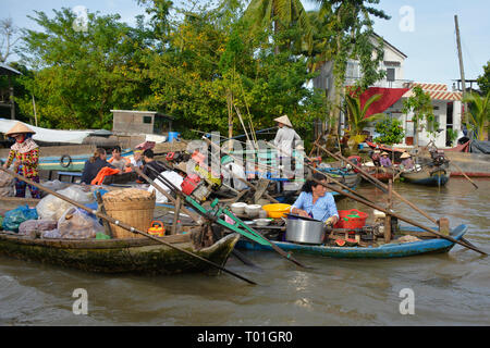 Phong Dien, Vietnam - am 31. Dezember 2017. Boote auf dem Fluss an der Phong Dien schwimmenden Markt in der Nähe von Can Tho im Mekong Delta. Die Boote sind eine Mischung o Stockfoto