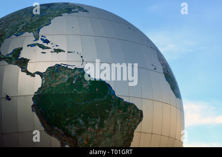 Die täglichen Planeten, ein riesiger Globus positioniert außerhalb des NC-Art Research Center in Raleigh ein multimediales Theater innerhalb Features. Stockfoto