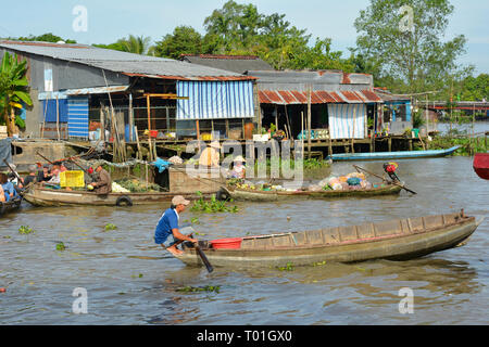 Phong Dien, Vietnam - am 31. Dezember 2017. Boote auf dem Fluss an der Phong Dien schwimmenden Markt in der Nähe von Can Tho im Mekong Delta. Die Boote sind eine Mischung o Stockfoto