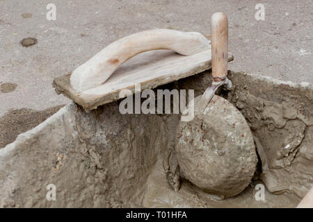 Eimer mit Gips und Metall Gebäude Spachtel. Über anzeigen und schließen. Stockfoto