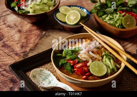 Asam Laksa. Den pikanten Fisch Nudelsuppe von Penang, Malaysia. Auch beliebt in Medan, Indonesien. Stockfoto
