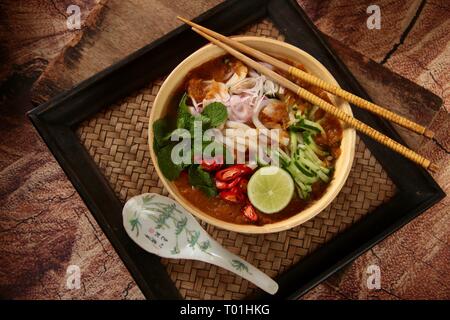 Asam Laksa. Den pikanten Fisch Nudelsuppe von Penang, Malaysia. Auch beliebt in Medan, Indonesien. Stockfoto