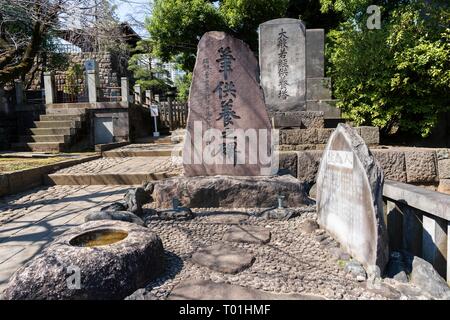 Schreiben Pinsel Trost Denkmal, Sengaku-ji, Minato-Ku, Tokyo, Japan. Stockfoto