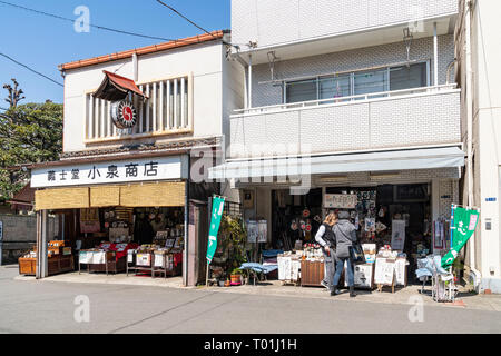 Souvenirshops vor Sengaku-ji, Minato-Ku, Tokyo, Japan. Stockfoto