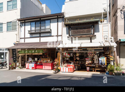 Souvenirshops vor Sengaku-ji, Minato-Ku, Tokyo, Japan. Stockfoto