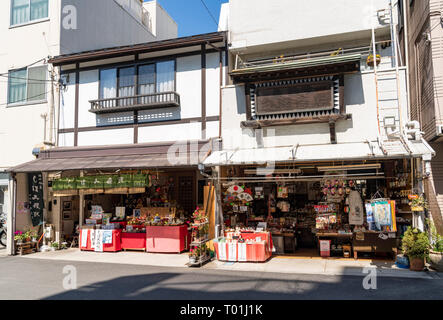 Souvenirshops vor Sengaku-ji, Minato-Ku, Tokyo, Japan. Stockfoto