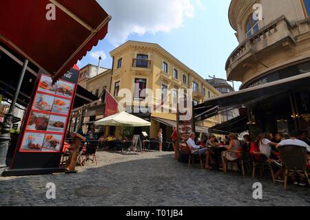 Bukarest, Rumänien - 23. August 2018: Die alten Straßen mit Häusern mit schönen Architektur, in Bars, Kneipen, Cafés, Restaurants, Terrasse Stockfoto