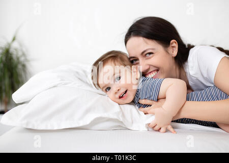 Mutter und Baby auf Bett Stockfoto