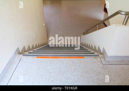 Terrazzo-boden treppen Gehweg nach unten. Wählen Sie Fokus mit geringer Tiefenschärfe Stockfoto