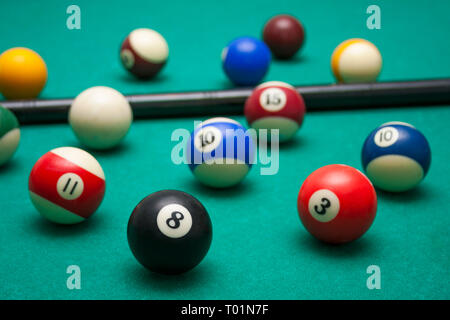 Viel Billard und der Hinweis auf Billardtisch, Sport und Freizeit. Konzentriert auf den acht Ball Stockfoto