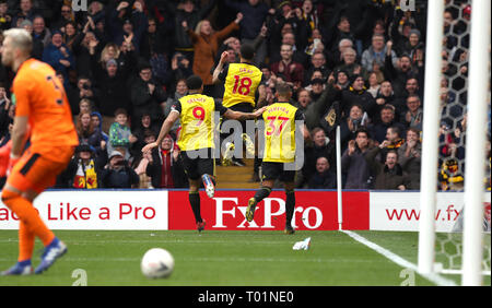 Die watford Andre Grau (Mitte) feiert das zweite Ziel seiner Seite des Spiels mit Teamkollegen während der FA-Cup Viertelfinale Gleiches an der Vicarage Road, Watford zählen. Stockfoto