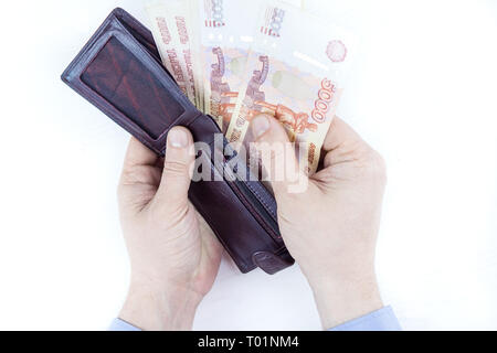 Den Beutel mit dem Geld in der Hand auf einem weißen Hintergrund Stockfoto