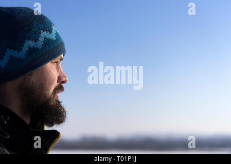 Angesichts der Skandinavischen bärtiger Mann im Profil. Bartgeier Blick in die Ferne. Close-up Stockfoto