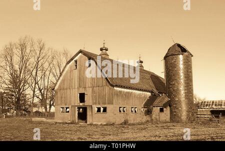 Sepia Tönung Bild der alten Molkerei Scheune auf dem Bauernhof im ländlichen Illinois in der Nähe von Greenville Stockfoto