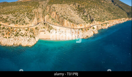Hohen Winkel drone Panoramablick über die Klippen und das türkisfarbene Mittelmeer Kaputas Strand in der Türkei Stockfoto