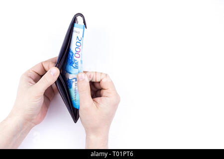 Den Beutel mit dem Geld in der Hand auf einem weißen Hintergrund Stockfoto