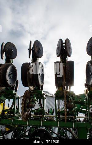 Detail einer Zeile 20 Samen Pflanzen bei einer Farm Equipment Auktion implementieren, auf einem Bauernhof in Bond County, Illinois Stockfoto