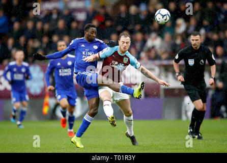 Von Leicester City Wilfred Ndidi (links) und Burnley von Ashley Barnes (Mitte) Kampf um den Ball während der Premier League Spiel im Turf Moor, Burnley. Stockfoto