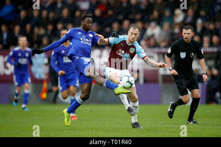 Von Leicester City Wilfred Ndidi (links) und Burnley von Ashley Barnes (Mitte) Kampf um den Ball während der Premier League Spiel im Turf Moor, Burnley. Stockfoto